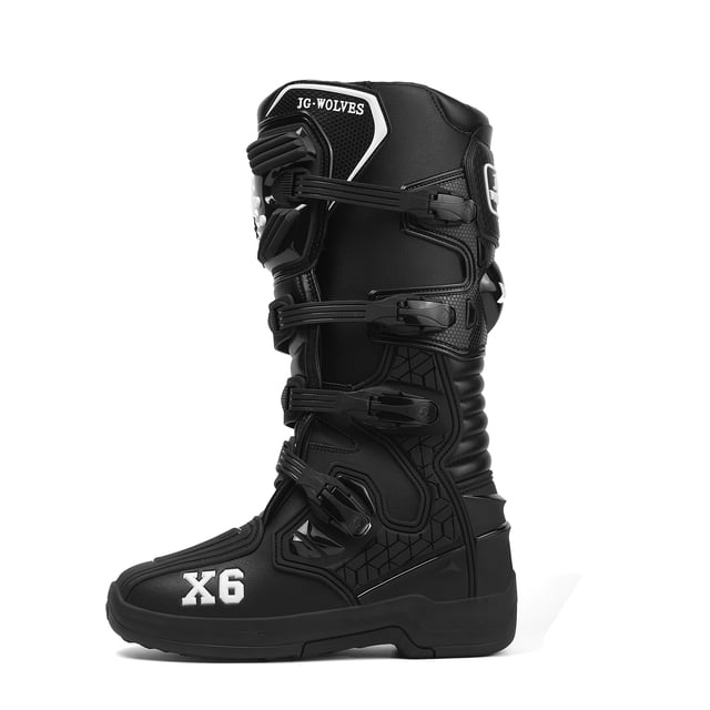 botas de moto todo clima: confort total & aventura sin límites! impermeables viaje & off-road - hombres y mujeres,negro-38. Perfil frontal de bota alta negra JG WOLVES con cinco cierres de hebilla ajustables, paneles acanalados de flexión en la pantorrilla, refuerzos visibles en puntera y tobillo, suela antideslizante texturizada y marca blanca 'X6' en la puntera. A menudo usada como calzado resistente para caminatas cortas después del viaje.