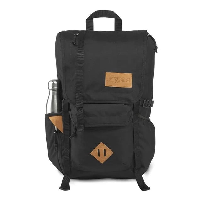 mochila jansport hatchet js0a47j4011 negra, vista frontal centrada con tapa superior y silueta rectangular, bolsillo organizador frontal, funda interna para laptop de 15 pulgadas y bolsillo para tablet, bolsillos laterales para botellas de agua, parche JanSport color café y rombo decorativo en la base, fondo blanco.