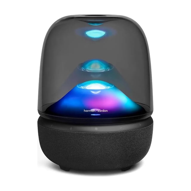 bocina inalambrica harman kardon studio 5 negra Vista frontal centrada de la bocina inalámbrica Harman Kardon Studio 5 en negro; base cilíndrica con revestimiento textil oscuro, cúpula transparente que muestra iluminación LED azul y morada en tres capas, panel táctil de controles en el borde superior y logotipo "harman/kardon" en el frente. Para salas y oficinas, con conectividad Bluetooth y sonido potente y balanceado; también suele usarse para ambientar reuniones pequeñas.