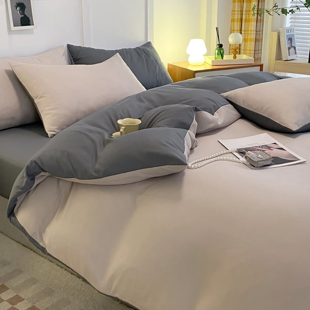 juego de cama de 4 piezas para dormitorios | poliéster suave lavado Reversible multicolor#5 mostrado en cama doble; funda nórdica reversible con lado gris oscuro y lado beige claro, sábana ajustable beige, dos fundas de almohada a juego, textura lisa y costura visible, dormitorio con mesita y lámpara. También suele usarse para renovar habitaciones de invitados o espacios de trabajo doméstico.