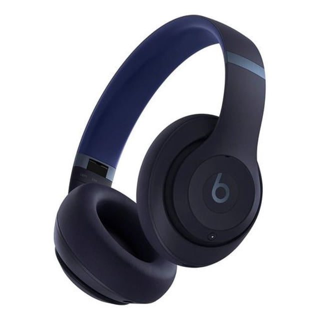 auriculares inalámbricos beats studio pro azul marino Vista 3/4 de auriculares Beats Studio Pro azul marino con diadema acolchada y copas circumaurales; logo 'b' en la carcasa derecha, acabado mate con franja más clara en la bisagra y almohadillas gruesas. Diseñados para audio espacial y cancelación activa de ruido; también se suelen usar para monitoreo personal en viajes.