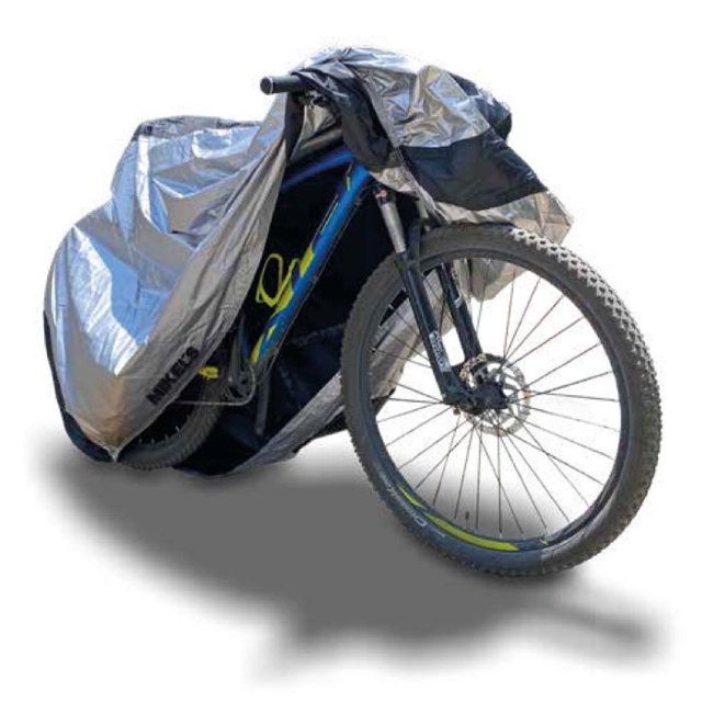 cubierta impermeable para bicicleta universal (200 x 70 x 110 cms) funda plateada de ajuste universal colocada en una bicicleta, vista 3/4 frontal que muestra la silueta y rueda delantera; material resistente al agua con costuras visibles y dobladillo, incluye bolsa de almacenamiento compacta; ideal también para proteger la bicicleta durante viajes cortos o guardado en patios.