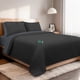 thumbnail image 1 of Dreamlab Edredón Individual Ligero y Juego de Sábanas con Fundas de Almohada Decorativas (5 piezas). Set de Colcha Ligera y Sábanas para Cualquier Temporada. Hipoalergénico. Trébol, Negro / Grafito, 1 of 10