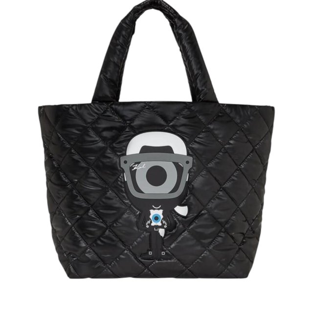 bolsa estilo tote karl lagerfeld puffy eye tote acolchada negra con patrón rombo, vista frontal centrada; asas dobles acolchadas y correa de hombro desmontable y ajustable; gráfica IKON de Karl en gris y blanco con detalle de ojo azul en el centro; cierre de broche de imán y interior espacioso con bolsillos internos.