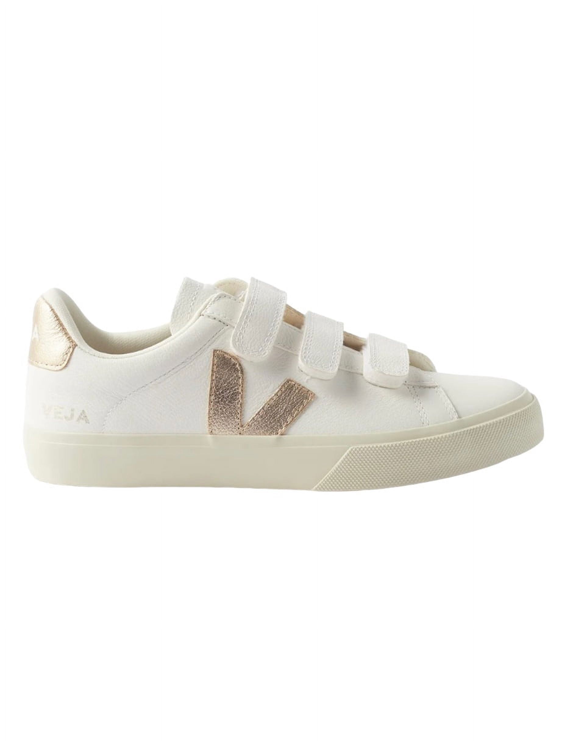 Tenis Veja Chrome Blancos con logo dorado y cierre de broche