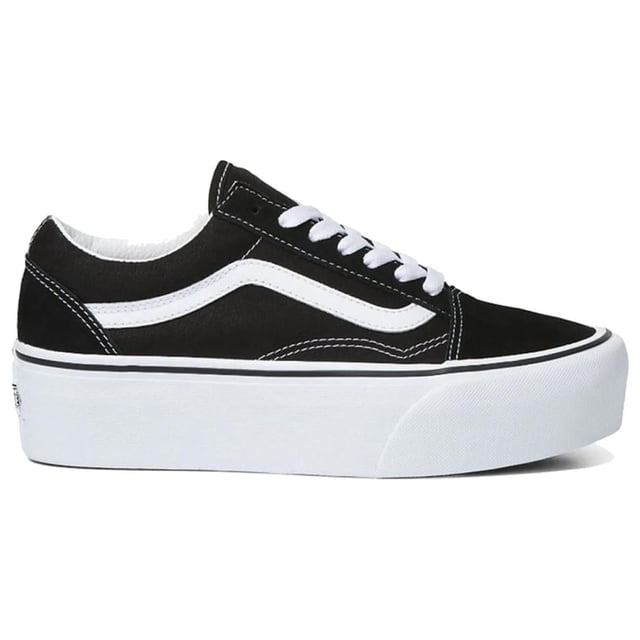 tenis vans ua old skool stackform unisex negro 25.5 vans vn0a7q5m6bt Perfil lateral derecho de zapatilla unisex con plataforma; parte superior negra en ante y lona con la franja lateral blanca de Vans, cordones blancos, cuello acolchonado y suela blanca alta con borde waffle visible. Ideal para looks casuales juveniles y a menudo usado para elevar altura en outfits urbanos.