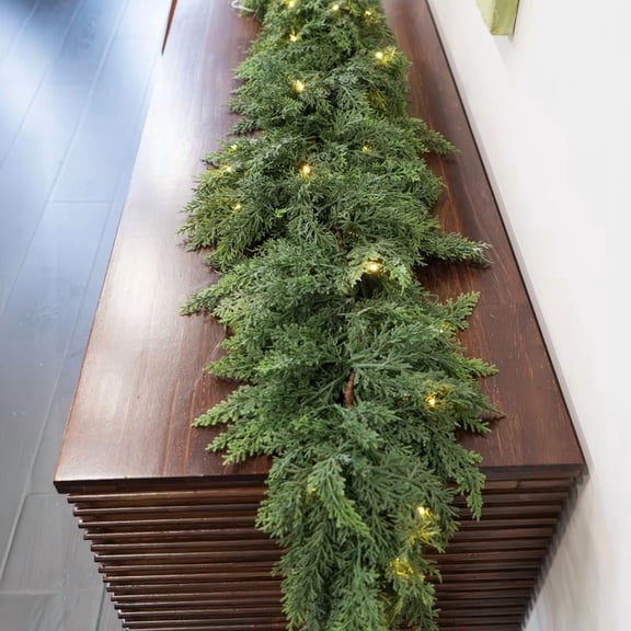Guirnalda navideña LED con 50 luces blancas cálidas | Guirnalda de pino cedro artificial de 2,7 m para repisa de chimenea | Decoración navideña para interiores y exteriores con 140 puntas