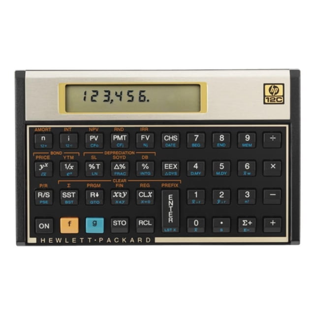 calculadora financiera hp 12c negro/dorada para profesionales vista frontal centrada de la HP 12C con carcasa negra y marco dorado, pantalla LCD superior con dígitos, teclado con teclas negras y etiquetas blancas, botones de funciones financieras en naranja y azul, logotipo HP 12C en la esquina superior derecha y leyenda Hewlett-Packard en el borde inferior; adecuada para uso profesional en banca y finanzas.