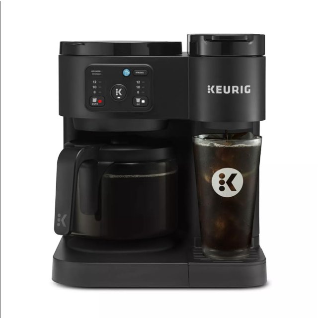 Cafetera Keurig K-Duo Essentials Hot & Iced Gen 2 negra, vista frontal; máquina combinada K-Cup y jarra con jarra de vidrio en la base izquierda y dispensador para porción individual a la derecha con vaso de café helado, panel frontal con botones para tamaño, fuerza y programación y depósito de agua extraíble.