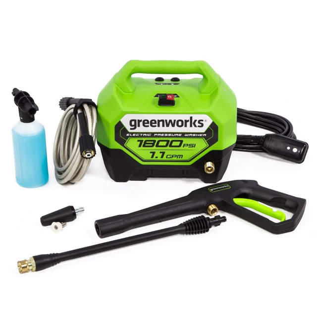 hidrolavadora eléctrica greenworks de 1800 psi (1,1 gpm) con certificación pwma, vista frontal centrada; carcasa compacta verde y negra con mango superior, manguera enrollada, pistola de gatillo negra con inserto verde, lanza larga con boquilla metálica y adaptador de espuma sobre fondo blanco, suele usarse para limpieza automotriz y pulido ligero.