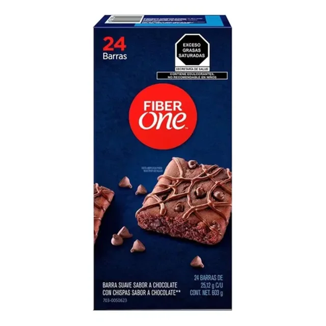 brownies de chocolate 24 pz fiber one 603g barra 70 calorías paquete vertical con barra suave estilo brownie sabor a chocolate con chispas; caja azul marino con logo rojo Fiber One al centro, barra partida mostrando textura densa y chispas visibles, indicación frontal de 24 barras y sello de exceso grasas saturadas; ideal como snack para llevar.