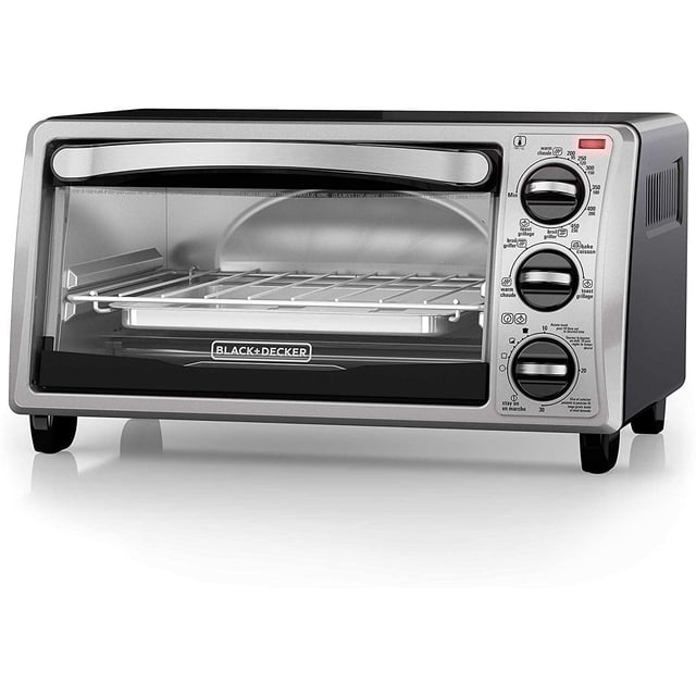 horno tostador black and decker to1313sbd 4 rebanadas plateado, vista frontal centrada de un horno tostador para cuatro rebanadas con puerta de vidrio, tres perillas de control verticales (temperatura, función, temporizador), rejilla y bandeja metálica interior y logo BLACK+DECKER en el marco frontal.