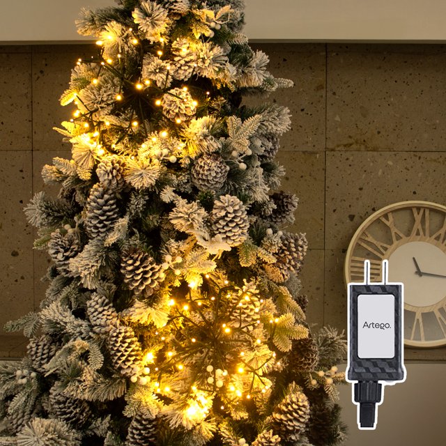luces serie 112 led star burst artego con 2 ramos de 40cm de diámetro unidos de 56 leds gamma decoración navidad eventos bodas led christmas string lights waterproof 8 modos uso temporizador. Vista frontal de la serie LED color cálido en un árbol nevado; dos ramos circulares de 40 cm con 56 LEDs cada uno, cable verde, ramos unidos por 1 m y distancia de 3 m desde el conector al primer ramo; controlador Artego visible; uso interior/exterior, 8 modos y temporizador; también adecuada como centro de mesa o adorno de fachada.