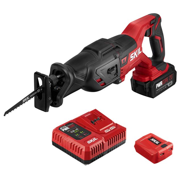 sierra recíproca skil pwr core 20 sin escobillas 20v rs5884-1a kit con batería y cargador, vista 3/4 frontal de la sierra recíproca inalámbrica roja y negra con empuñadura ergonómica, zapata metálica y hoja instalada; batería PWR CORE 20 4.0 Ah montada, cargador PWR JUMP y adaptador USB PWR ASSIST visibles en primer plano. a menudo usada para cortes de demolición y poda ligera.
