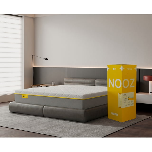 colchón en caja nooz prime tamaño individual 190x100cm de espuma nooz prime blanco, vista 3/4 en dormitorio; colchón de 24 cm con funda capitonada blanca y ribete amarillo, caja amarilla Nooz al costado. Tres capas visibles en descripción: 4 cm de Memory Foam más dos capas de espuma de alta densidad que entregan balance entre confort y soporte; empaquetado comprimido en caja para fácil manipulación, ideal también para habitaciones de invitados por su transporte compacto.