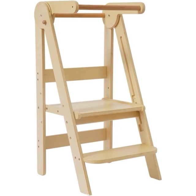 torre de aprendizaje montessori plegable bluelander para niños, torre de 2 escalones, antideslizante Medidas 90 × 40 × 48 cm. Vista 3/4 frontal de torre BLUELANDER de madera natural con dos escalones y barandal superior. Plataforma y escalón ajustables en altura, escalón inferior con superficie antideslizante visible, rieles redondeados y tornillería a la vista. Diseño compacto y ligero, capacidad hasta 27 kg; a menudo usado como apoyo estable para que el niño participe en actividades del hogar.