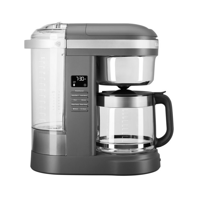 cafetera de goteo 12tz programable kitchenaid kcm1209dg gris kitchenaid na cafetera de goteo programable para 12 tazas en matte charcoal grey; vista frontal centrada con depósito de agua traslúcido y marcadores de nivel a la izquierda, panel digital con pantalla y botones en el centro, placa calefactora y jarra de vidrio de 12 tazas con asa negra a la derecha. Diseñada para uso doméstico; incluye filtro de carbón y filtro dorado; a menudo usada también para preparar café para reuniones pequeñas.