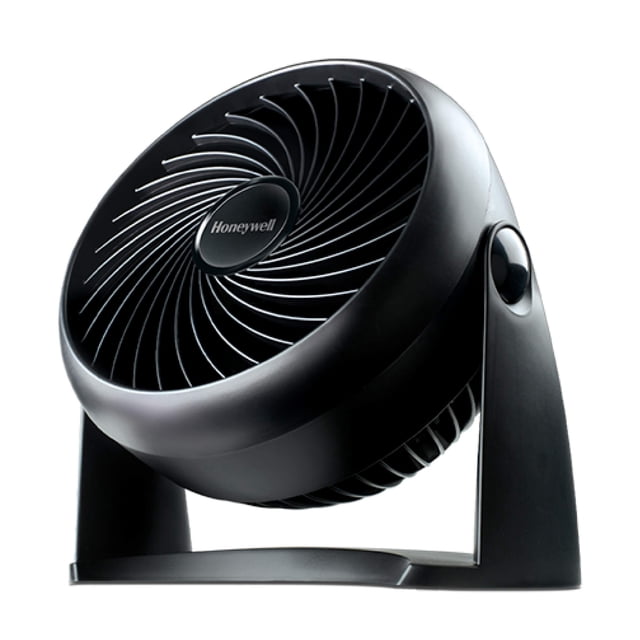 ventilador circulador de aire honeywell ht-900 turboforce black, paquete de 4 vista 3/4 frontal de ventilador TurboForce negro con rejilla de palas en espiral, base en U y cabezal ajustable 90°, control lateral visible; compacto para mesa o suelo, 3 velocidades y 185 CFM según especificaciones; también suele usarse para mejorar la circulación de aire en oficinas pequeñas o salas de estudio.