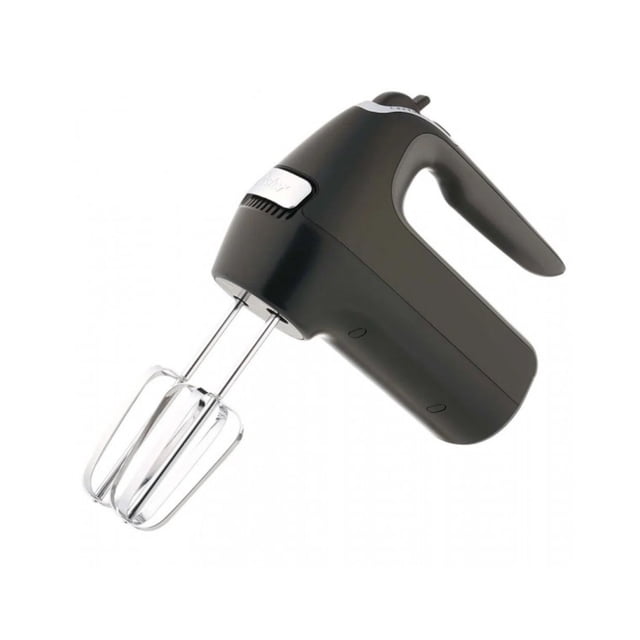 batidora de mano 7 velocidades negro oster 2169820 — vista 3/4 frontal del equipo en acabado negro con mango ergonómico, doble batidor metálico instalado y botón turbo visible; cuerpo compacto y superficie lisa, adecuada para mezclar, batir, purés y salsas.