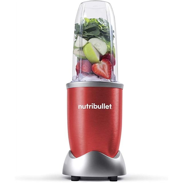 licuadora personal nutribullet nb90401 colo rojo reacondicionado licuadora NutriBullet PRO roja, vista frontal centrada con vaso transparente de 900 ml lleno de frutas y hojas verdes, base cilíndrica roja con acabado metálico y logo nutribullet visible, soporte plateado y conjunto de cuchillas de acero inoxidable en la unión. Ideal para preparar batidos y bebidas congeladas; también suele usarse para porciones individuales para llevar.