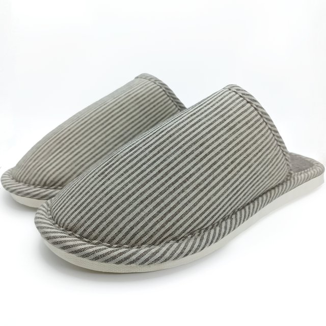 pantuflas para mujer shendy vendy antideslizantes algodon suave, par en vista 3/4 con parte superior de terciopelo peludo de rayas gris, forro de felpa en el borde, suela TPR blanca con dibujo antideslizante y borde texturado, diseño abierto en el talón fácil de poner.