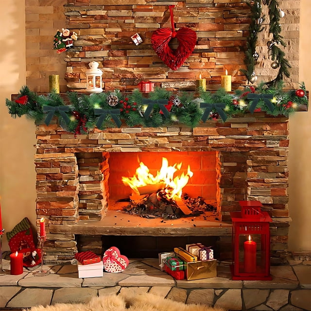 ladigasu 12pc terciopelo árbol de navidad decoración lazo corona decoración rebajas flash deals 12 x pajarita — set de 12 lazos de terciopelo multicolor para adornos navideños; vista frontal de chimenea decorada donde varios lazos rojos y verdes están integrados en una guirnalda, textura aterciopelada aparente, también adecuados para coronas o envolver regalos.