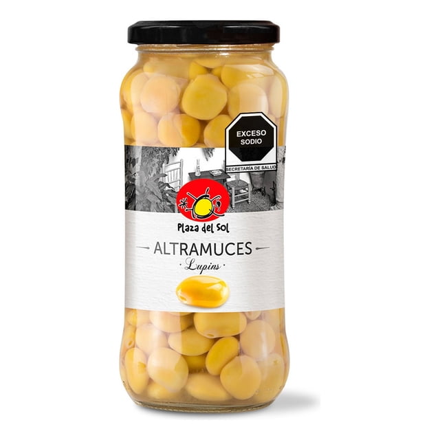 plaza del sol, altramuces, 540 gramos frasco frontal de vidrio con tapa negra que muestra altramuces amarillos en salmuera; etiqueta blanca con logo Plaza del Sol, texto ALTRAMUCES y sello frontal 'Exceso Sodio', fondo blanco, se usa comúnmente como botana o en ensaladas.