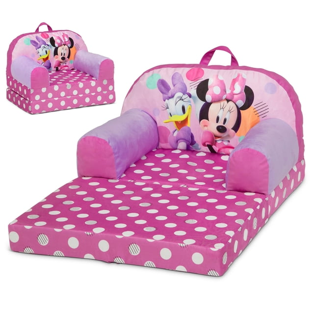 silla infantil delta children minnie mouse cozee buddy pink Silla abatible 2 en 1 color rosa que se convierte en tumbona, respaldo con estampado de Minnie y Daisy, brazos acolchados de espuma, base rosa con lunares blancos y asa para transporte; también apta como colchoneta ligera para juegos.