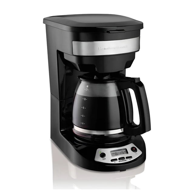 cafetera programable 12 tazas hamilton beach café hot y cold (reacondicionado) Reacondicionada — Vista frontal tres cuartos de cafetera programable Hamilton Beach en negro con franja de acero inoxidable; jarra de vidrio con marcas hasta 12 tazas, placa calentadora circular, panel digital con reloj y botones de programación y asa ergonómica; sobre fondo blanco, adecuada para encimeras de cocina y suele usarse también para servir café en reuniones pequeñas.