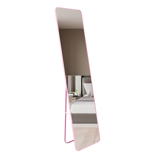 espejo cuerpo completo onof marco grande moderno rectangular Rosa; vista 3/4 apoyado con soporte abisagrado, marco delgado de PVC rosa y vidrio de alta nitidez que refleja una recámara. Medidas 146.5 x 36 cm, ideal para vestidores, maquillaje y pasillos; su ligereza lo hace adecuado para uso residencial o comercial.