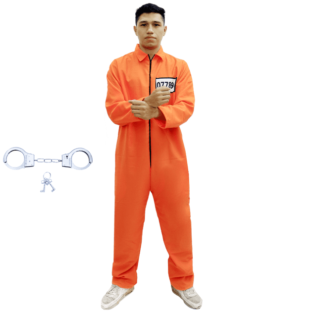disfraz prisionero naranja fx costumes con esposas para adulto hombre talla chica Unitardo naranja de manga larga con cierre frontal y parche con número de preso en pecho y espalda, dos bolsillos laterales; incluye esposas de plástico y llaves; modelo de pie frente a fondo blanco; adecuado también para obras de teatro y eventos temáticos.