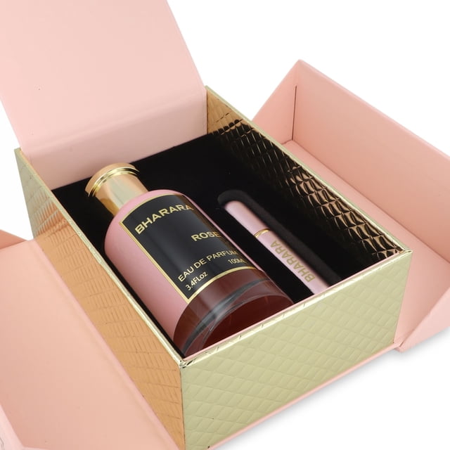 bharara rose 100ml edp spray/ perfumero — Estuche abierto que muestra frasco cilíndrico de 100 ml con etiqueta rosa y acentos dorados y tapa dorada, y un atomizador de viaje rosa en inserto negro; perfume floral para dama, fabricado en Estados Unidos.