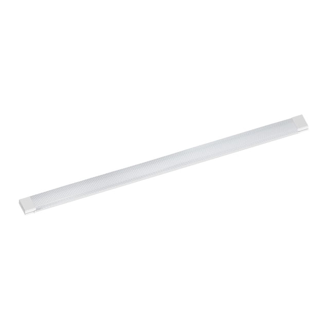 lámpara regleta led de sobreponer luz de día 1.20 m, vista 3/4 sobre fondo blanco. Regleta lineal delgada con difusor prismático blanco y extremos cuadrados, LED integrado 36 W 6500 K, no atenuable, cable externo de 20 cm visible; indicada para iluminación de gabinete, repisa o tareas en cocina y escritorio.