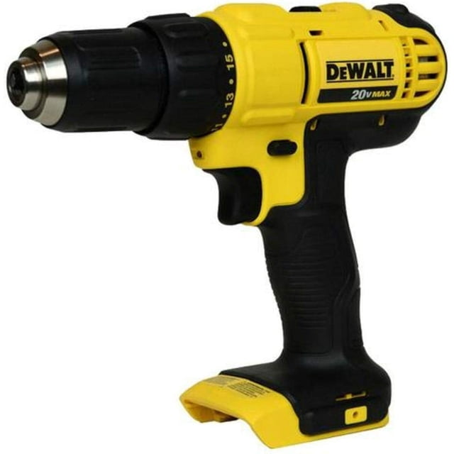 taladro dewalt dcd771b 20v max inalámbrico de 1,3 kg — Taladro compacto amarillo/negro sin baterías, portabrocas de trinquete de 1/2 pulgada, empuñadura ergonómica texturizada, selector de par y ventilación lateral; vista 3/4 frontal que muestra mandril y gatillo. A menudo se usa también para atornillar en espacios reducidos.