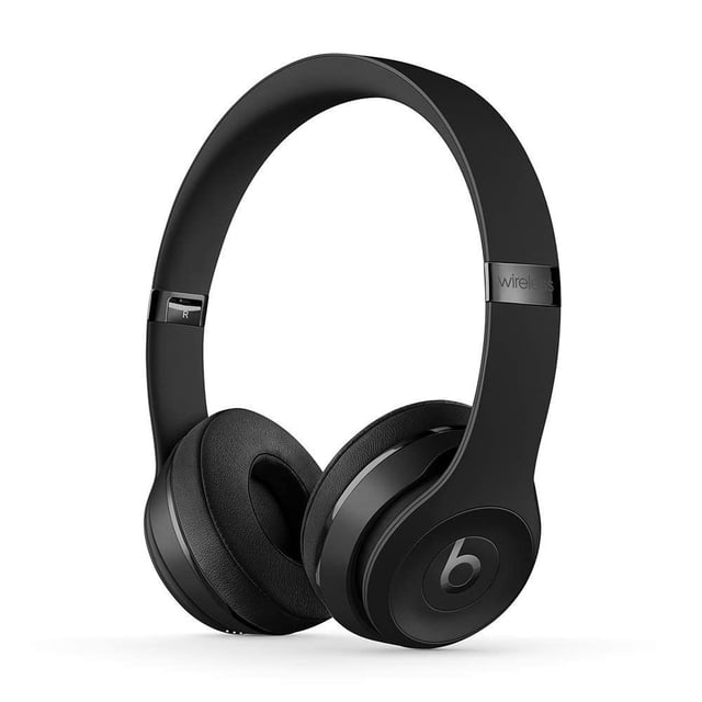 beats renovados de dr. dre - sistema supraaural inalámbrico beats solo3 reacondicionado negro, vista 3/4 frontal de auriculares supraaurales con diadema arqueada y copas acolchadas, logo 'b' visible en las almohadillas y acabado mate sobre fondo blanco; hasta 40 horas de batería y Fast Fuel (5 min = 3 h). A menudo usados para monitoreo casual y mezcla ligera fuera del estudio.