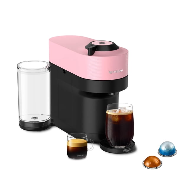 cafetera nespresso vertuo pop+ candy pink cafetera y espresso De'Longhi en rosa caramelo, vista frontal 3/4 con depósito de agua lateral transparente extraíble de 25 fl oz, parte superior texturizada con botón circular de un toque, bandeja de goteo ajustable, taza de expreso y vaso con café largo con hielo junto a cápsulas Nespresso reciclables según especificación; diseño compacto ideal para cocinas pequeñas.