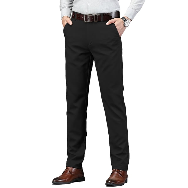 pantalon de vestir shendy vendy hombre corte clasico casual formal Negro, vista frontal de cuerpo entero con manos en bolsillos; tiro medio y corte clásico recto, diseño liso y minimalista y según ficha técnica acabado antiarrugas, combinado con cinturón y zapatos de vestir, adecuado para oficina y eventos informales.