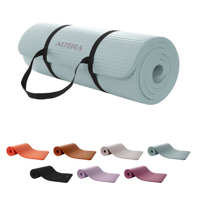 tapete yoga grueso 15 mm fitness altera nbr antiderrapante Aguamarina, vista 3/4 frontal de tapete enrollado con correa negra y logo Altera; superficie estriada antideslizante NBR, acolchonamiento 1.5 cm, medidas 190 x 62 cm, ideal para yoga, pilates y meditación en interiores o al aire libre; su tamaño y ligereza lo hacen adecuado para transportarlo enrollado.