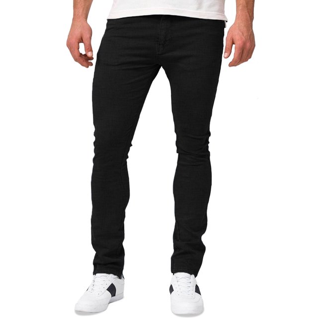 jeans para hombre shendy vendy slim fit mezclilla stretch negro, vista frontal centrada de torso a pies; corte slim ajustado en mezclilla negra con cierre de cremallera y botón, bolsillos delanteros y traseros reforzados y costuras visibles, modelo con playera blanca y tenis blancos sobre fondo neutro; versátil para uso diario y ropa de hombre en temporada fría, también apto para llevar como jean casual de viaje.