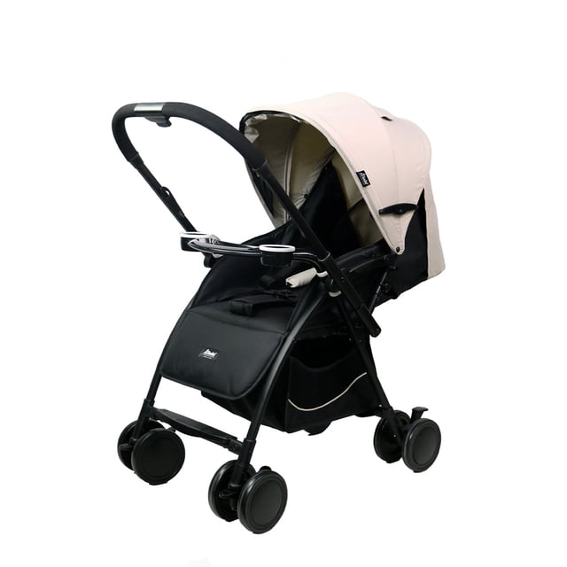 carriola reversible goflip beige, vista 3/4 frontal con toldo beige y chasis negro; manubrio reversible en dos posiciones, bandeja porta-taza frontal, asiento con cinturón de 5 puntos, respaldo multi posiciones y piecero abatible, plegado ultra compacto y canasta inferior visible.