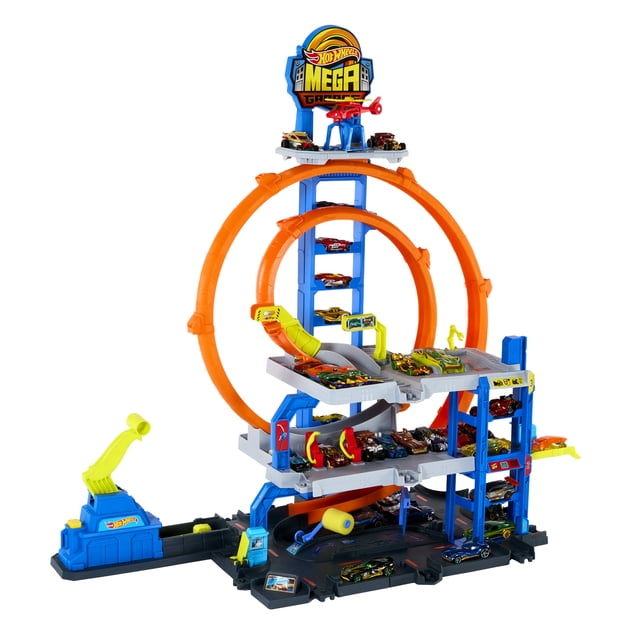pista de juguete mattel hot wheels city mega garage multicolor, vista frontal 3/4 con tres niveles apilados y base negra, doble bucle naranja y rampa de lanzamiento, elevador manual azul para transportar autos escala 1:64, túnel de lavado con rodillo de espuma y cortina en el primer nivel, desviador de pista, helicóptero y auto incluidos; compatible con otras pistas para expansión.