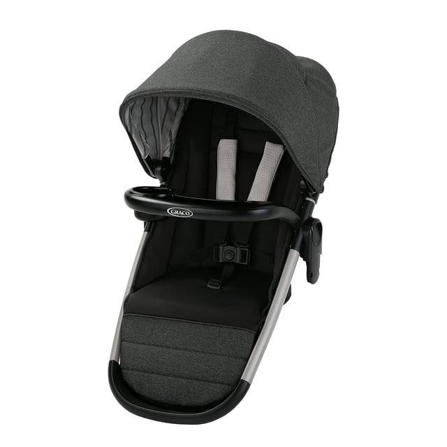 graco® modes™ nest2grow™ stroller second seat. Segundo asiento multicolor para ampliar el cochecito a doble, vista 3/4 frontal; capota grande de 2 posiciones, barra frontal con logo Graco, arnés de 5 puntos y asiento reclinable en varias posiciones; se instala sin adaptadores y ofrece más de 15 combinaciones, reversible para mirar a los padres o al exterior.