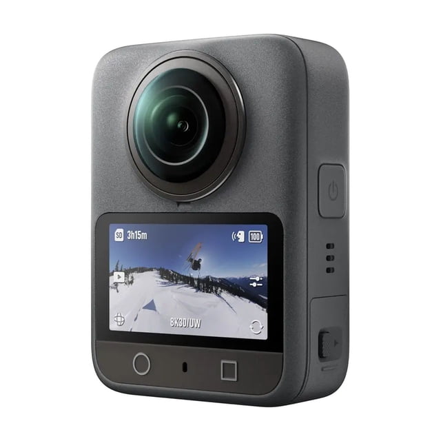 cámara dji osmo 360 adventure combo cámara 360° negra, vista frontal en 3/4 con lente esférica superior y pantalla inferior que muestra una toma de acción en nieve; cuerpo compacto con botones laterales y puerto visible, captura video 8K/50fps y fotos 120MP, estabilización HorizonSteady y resistencia al agua hasta 10 m y al frío; también adecuada para vlogging de aventura.