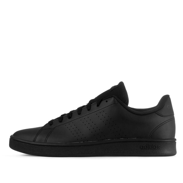 tenis adidas advantage base ee7693 negro hombre 25 tenis deportivos estilo clásico en perfil lateral derecho; parte superior de piel sintética negra con microperforaciones para ventilación, cuello acolchado y forro textil, cordones negros, entresuela y suela de caucho sintético texturizada, logotipo adidas texturizado en la parte trasera. También suelen usarse como calzado diario para viaje o trabajo casual.