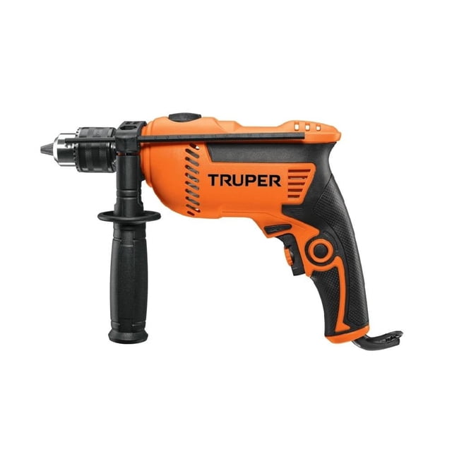 rotomartillo truper roto-1/2a7 1/2 pulgada 550 watts 15679 rotomartillo eléctrico amarillo TRUPER, vista lateral 3/4 con empuñadura texturizada, mango auxiliar vertical negro, mandril metálico y varilla de profundidad, gatillo y gancho para colgar; ideal para mantenimiento en concreto, madera y metal y uso en taller por aficionados.