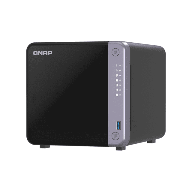 servidor nas qnap 4 bahías procesador quad core 4 gb ram negro 16.5 Vista frontal en 3/4 de un NAS QNAP negro de 4 bahías con panel frontal brillante, franja lateral gris con botón de encendido, filas de LED de estado y puerto USB 3.0 visible; según especificaciones ofrece conectividad 10GbE y ranura PCIe para expansión, a menudo usado como servidor de respaldo y almacenamiento en oficina pequeña.
