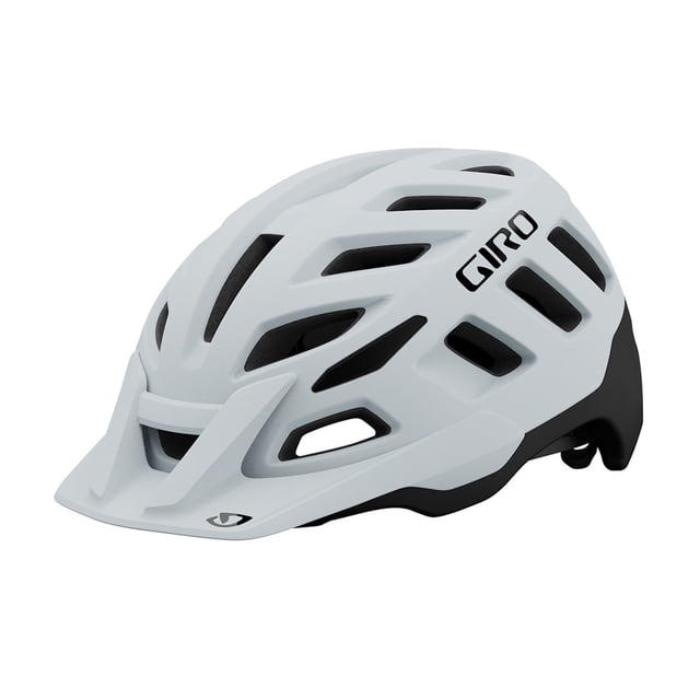 Casco Montaña Radix Blanco/Negro Mate Resistente Giro mediano, vista 3/4 frontal con carcasa blanca mate y base trasera negra; visera extraíble Quick Link, 25 ventilaciones visibles, ajuste Roc Loc, forros Cool Fit, construcción In‑Mold de policarbonato y estructura EPS.