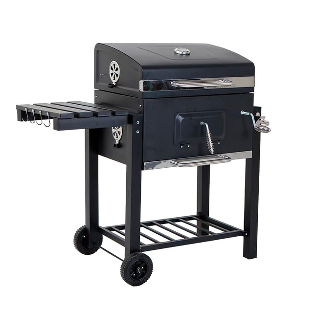 asador de carbón de 24" color negro GARDECOR, vista frontal 3/4 con tapa tipo horno y termómetro integrado; cuerpo en acero con pintura en polvo resistente a altas temperaturas, manijas y manivelas de acero inoxidable, 2 rejillas esmaltadas y 1 rejilla cromada para carbón, amplio cenicero extraíble, 4 reguladores de aire, repisa lateral plegable con ganchos, repisa inferior y ruedas para desplazar; también suele usarse como parrilla fija para cocinar piezas grandes en eventos al aire libre.