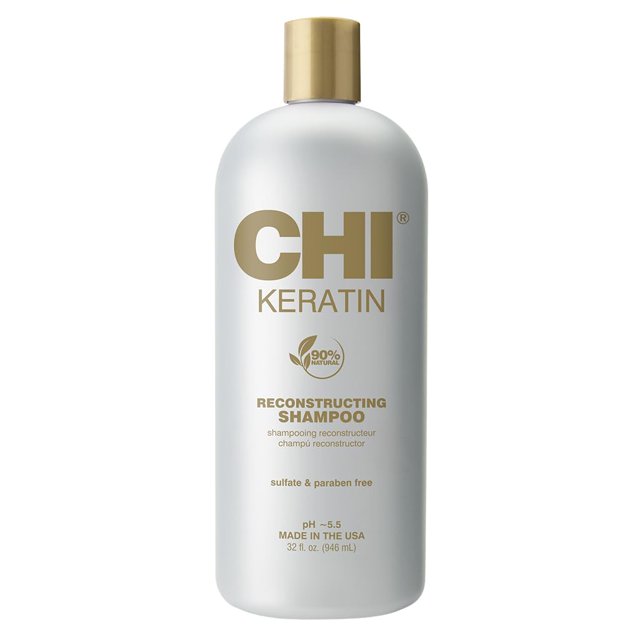 chi keratin shampoo, 32 fl. oz. botella frontal blanca de 32 oz (946 ml) con tapa dorada, marca CHI en letras grandes y texto 'KERATIN' y 'RECONSTRUCTING SHAMPOO' visible; envase liso con símbolo de hoja en la etiqueta; indicado para reconstrucción capilar y uso diario, y a menudo usado para preparar el cabello antes de tratamientos de peinado.