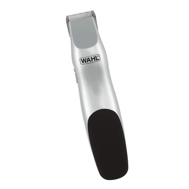 kit de recorte de barba wahl clipper corp groomsman operado por bateria recortadora frontal plateada con logo WAHL, agarre negro texturizado y cuchilla metálica visible en la parte superior sobre fondo blanco; también es adecuada para perfilar patillas y detalles de vello facial.